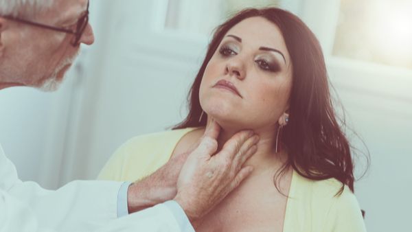 من أعراض نقص الغدة الدرقية الشّعور بالبرد باستمرار وعدم تحمله

