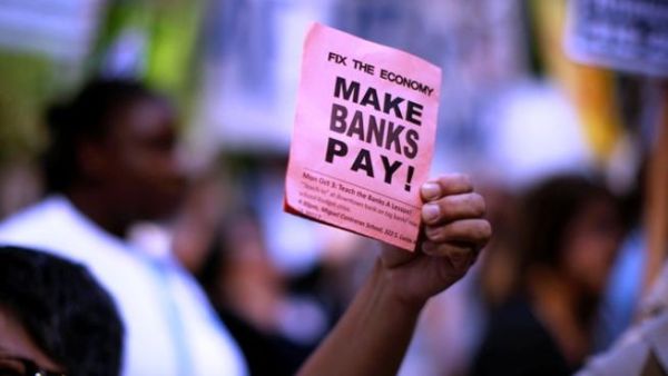 تكافح مصر لتفادي أزمة مالية بعد أكثر من عام من الإضطرابات السياسية والاقتصادية وتحاول الحصول على قرض بقيمة 3,2 مليار دولار من صندوق النقد الدولي