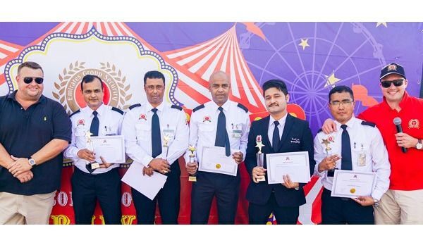 Five guards working in a Dubai hotel and a cleaner doing his rounds were recognized for their bravery and honesty during Transguard’s annual staff party.
