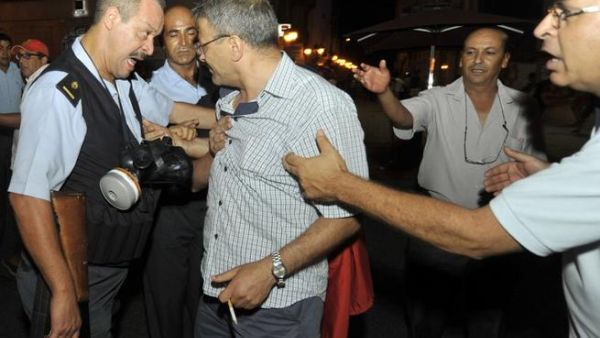 TUNISIA, Tunis : A Tunisian protestor clashes with police in front of the interior ministry headquarters in Tunis following the assassination of leading opposition figure Mohamed Brahmi late on July 25, 2013.