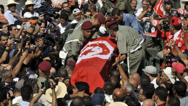TUNISIA, Tunis : Tunisian soldiers load the coffin of assassinated opposition leader Mohamed Brahmi as his funeral procession takes place under military escort on July 27, 2013 in Tunis. AFP PHOTO / FETHI BELAID