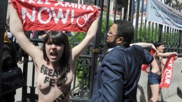 ناشطات فيمن خلال التظاهرة في تونس/أ.ف.ب