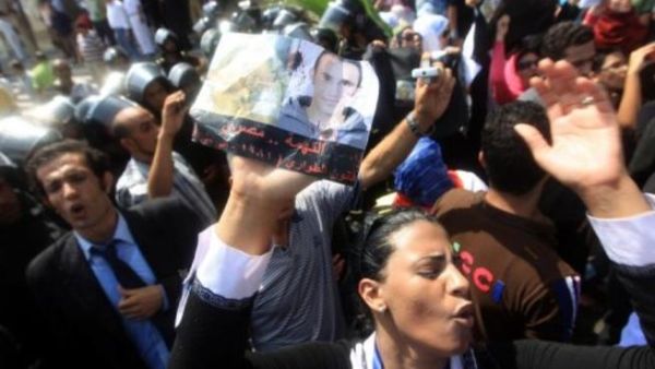 
تظاهرة امام محكمة الاسكندرية للمطالبة بتحقيق العدالة في قضية مقتل المصري خالد سعيد