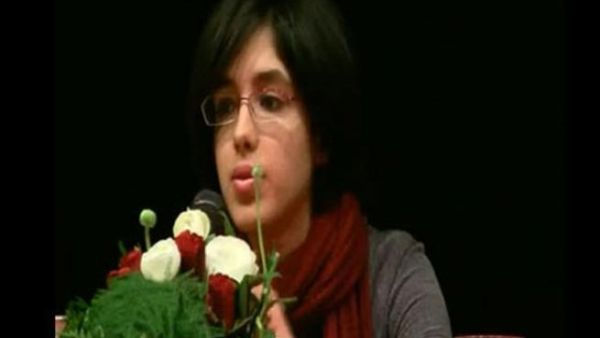 علياء المهدي تلقي كلمة خلال تكريمها في السويد