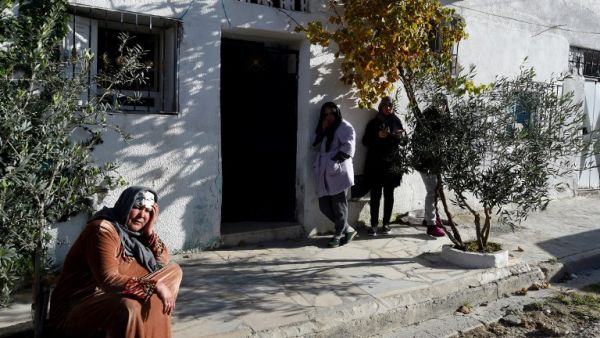 Nour Houda Amri (L), the mother of 24-year-old Anis Amri, the prime suspect in Berlin's deadly truck attack, mourns in front of the family house in the town of Oueslatia, Tunisia on December 23, 2016. (AFP/Fethi Belaid)