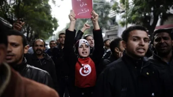 رمى متظاهرون حجارة وقوارير بلاستيكية على عناصر شرطة مكافحة الشغب