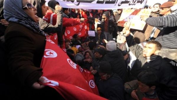 متظاهرون تونسيون يطالبون بإسقاط الحكومة/أ.ف.ب 
