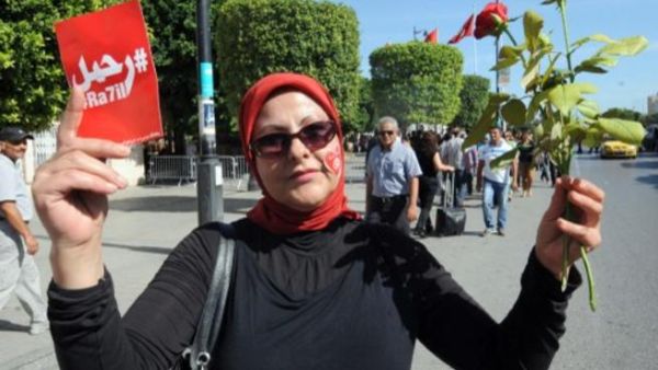 تونسية ترفع يافطة تطالب برحيل الحكومة في تظاهرة بتونس/أ.ف.ب