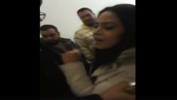 تونسية تقتحم مقر البرلمان، وتوجه سيلا من الشتائم لرئيس كتلة الحزب الحاكم "نداء تونس"