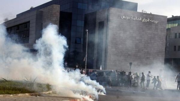 الشرطة التونسية تستعمل الغاز المسيل للدموع والرصاص المطاطي لتفريق الإحتجاجات