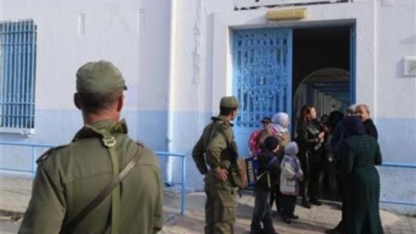 جنود أمام مدرسة في تونس
