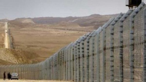  السلطات التونسية أعلنت البدء في بناء جدار ترابي فاصل على الحدود الليبية بطول 186 كم