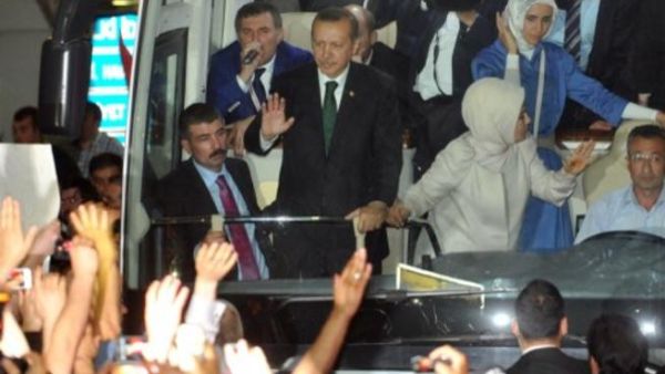 اردوغان وزوجته بين انصاره في مطار اسطنبول/أ.ف.ب