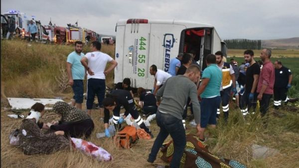  5 أشخاص لقوا حتفهم وأصيب 36 آخرون في حادث مرور وانقلاب حافلة