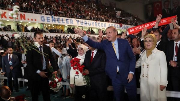 المؤتمر الاستثنائي للحزب الحاكم انتخب الرئيس التركي رجب طيب أردوغان رئيسا للحزب