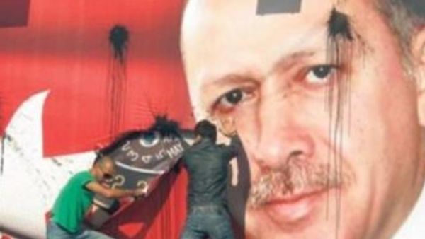 المحتجون هتفوا أن حزب اردوغان "العدالة والتنمية في كل مكان.. الفساد في كل مكان"
