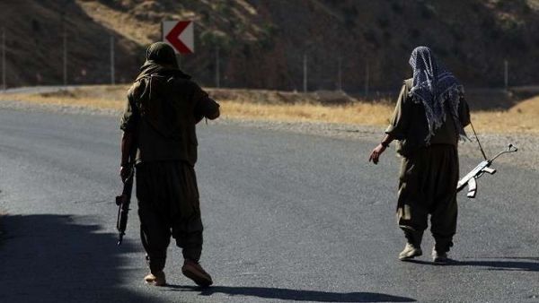 مقاتلان من القوات الكردية