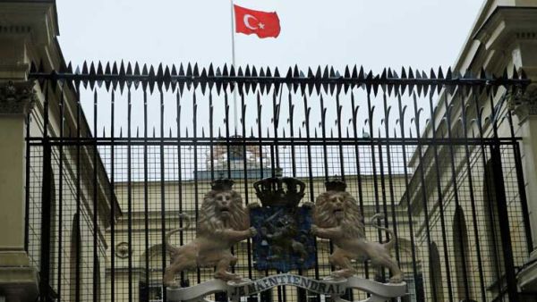 المتظاهرون يرفعون علم تركيا فوق مبنى القنصلية الهولندية في اسطنبول