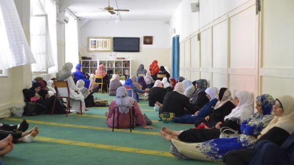 غياب النساء عن واجهة الجمعيات الإسلامية وإدارة شؤون مساجد فرنسا