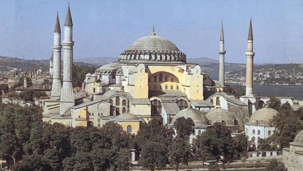 تحظر قوانين تركيا العلمانية على المسلمين والمسيحيين أداء الصلاة داخل متحف ايا صوفيا 