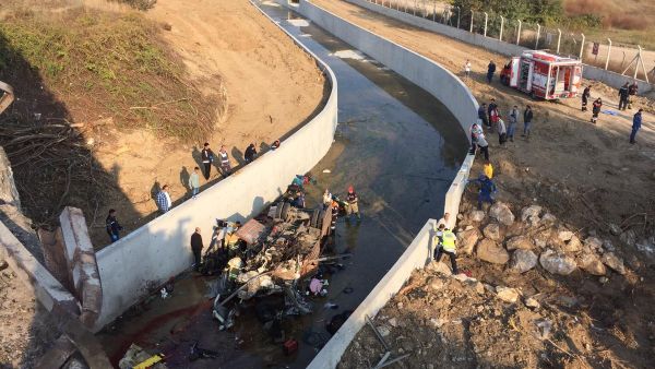 انقلاب شاحنة كانت تقل مهاجرين غير شرعيين في أزمير غربي تركيا