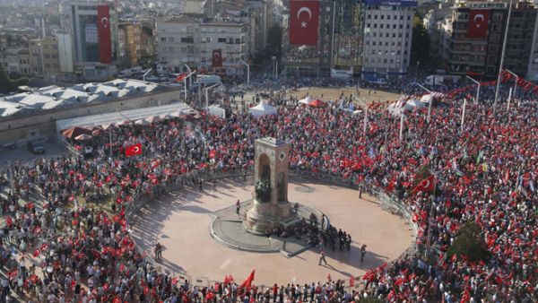  72.6 % من الأتراك يعتقدون أن دولا أجنبية دعمت العسكريين الذين نفذوا محاولة الانقلاب