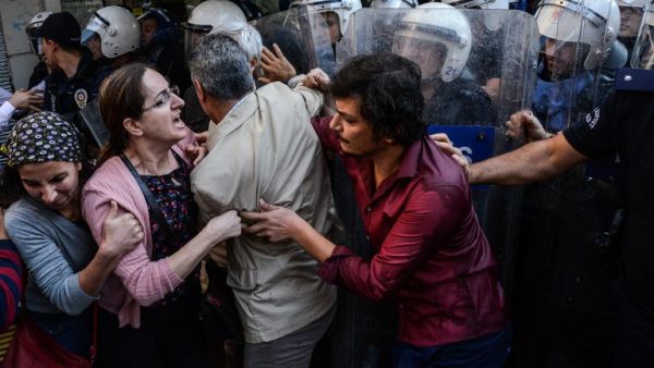 Turkish anti-riot police officers push back protesters with their shields on October 26, 2016 during a demonstration against the detention of the Kurdish-majority city's co-mayors in Diyarbakir. (AFP/Ilyas Akengin)