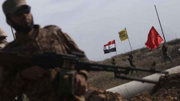 Fighters from the Iraqi pro-government forces take position during an operation to retake the town of al-Bashir, near Kirkuk, from the Islamic State group (IS), on April 30, 2016. (AFP/Mohammed Sawaf)