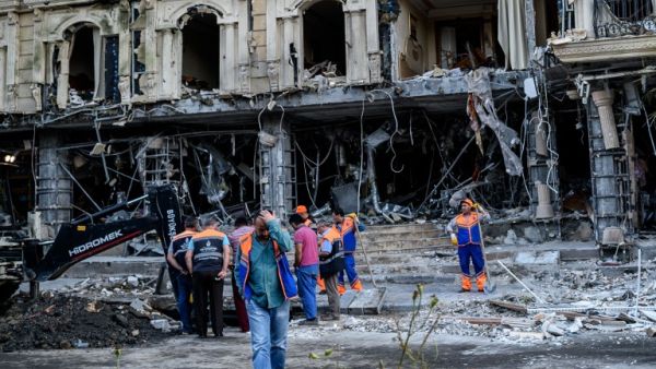 Municipal workers clean the damages caused to a hotel and the road by a bomb in the Vezneciler district of Istanbul on June 7, 2016. (AFP/Ozan Kose) Municipal workers clean the damages caused to a hotel and the road by a bomb in the Vezneciler district of Istanbul on June 7, 2016. (AFP/Ozan Kose)