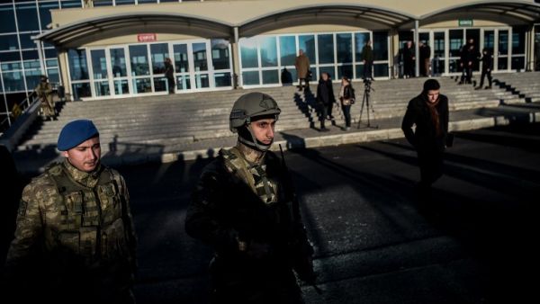 Turkish special force soldiers stand guard at the courthouse on December 27, 2016 at Silivri district inIstanbul. Almost 30 Turkish police will go on trial in Istanbul charged with involvement in the July 15 coup bid. (AFP/Ozan Kose)