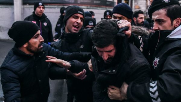 Turkish police detain protesters on December 23, 2016, on Istiklal avenue in Istanbul, during a protests in reaction to a video released the previous day by Daesh purportedly showing two captured Turkish soldiers being burned alive, and against the Turkish government's lack of immediate reaction. (AFP/Ozan Kose)