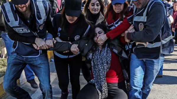 Turkish police officers detain former pro-Kurdish Peoples' Democracy Party (HDP) parliamentarian, Sebahat Tuncel (C) on November 4, 2016 during a demonstration outside Diyarbakir's courthouse. (AFP/Ilyas Akengin)