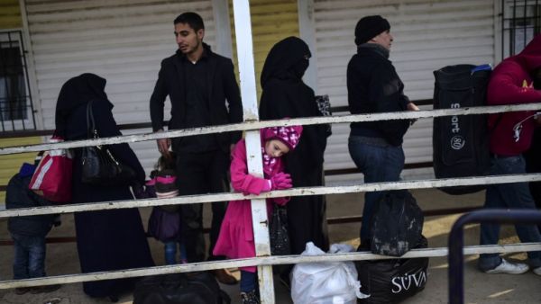 Syrians line up to cross the Turkish border. (AFP/Bulent Kilic)