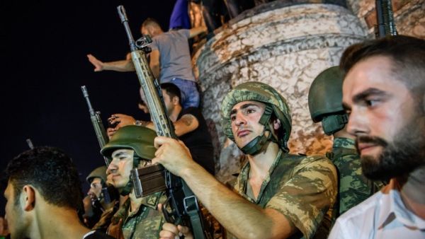 Turkish solders stay with weapons at Taksim square as people protest against the military coup in Istanbul on July 16, 2016. (AFP/Ozan Kose)