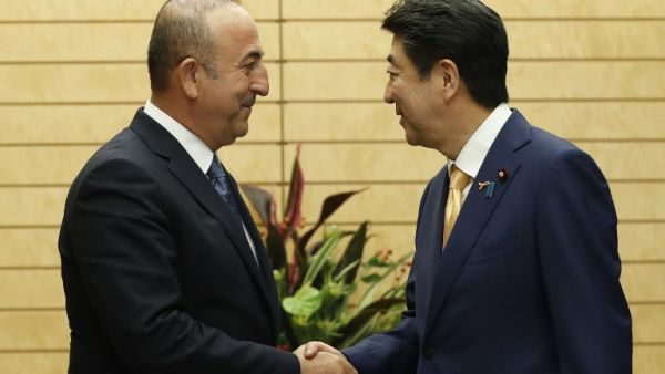 Turkish Foreign Minister Mevlut Cavusoglu (L) shakes hands with Japanese Prime Minister Shinzo Abe in Tokyo on November 6, 2018. (ISSEI KATO / POOL / AFP)
