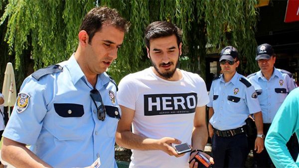People are being arrested and deported in Turkey for wearing t-shirts with the slogan “hero” (Twitter)