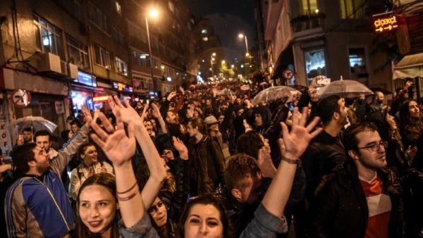 Supporters of the "No" gesture and shout in Istanbul to protest alleged poll violations (AFP/Ozan Kose)