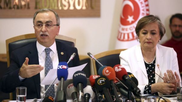 Head of a Turkish parliamentary committee Resat Petek gestures as he delivers a speech during a press conference on the investigation of the coup attempt, in Ankara, on May 26, 2017. (STR/AFP)