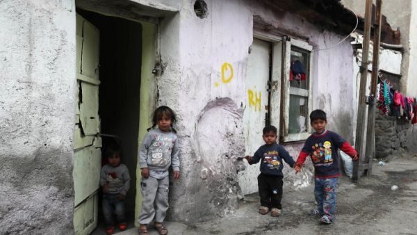 Syrian children play outside their homes in the Ismetpasa neighbourhood in the Turkish capital Ankara on April 11, 2017. (AFP/Adem Altan)