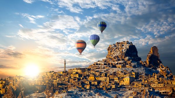 
To get the authentic experience, tourists from all over the world prefer to experience Cappadocia’s landscapes and peak-like rock houses up in the sky. (shutterstock) 