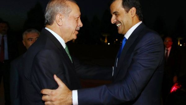 Qatari Sheikh Tamim bin Hamad al-Thani greets Turkish President Recep Tayyip Erdogan at the presidential complex in Ankara (AFP Photo/KAYHAN OZER)