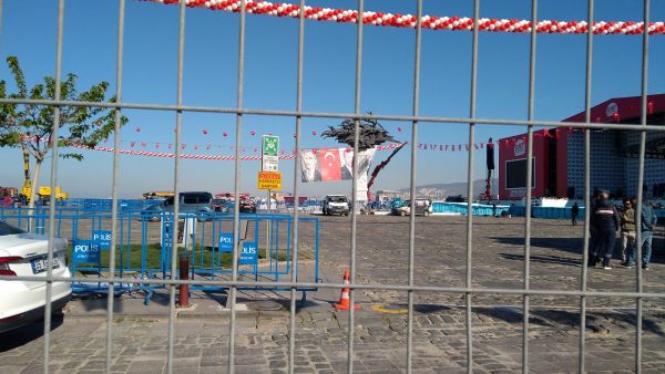 Izmir's Republic Square cordoned off in preparations for rallies in support of Turkey's President Erdogan and the constitutional amendments. (Facebook)