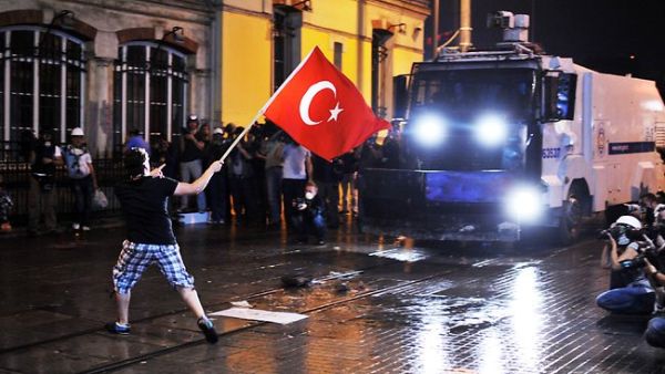 انتقد حزب الشعب الجمهوري المعارض مرارا قرار المجلس الاعلى للانتخابات 