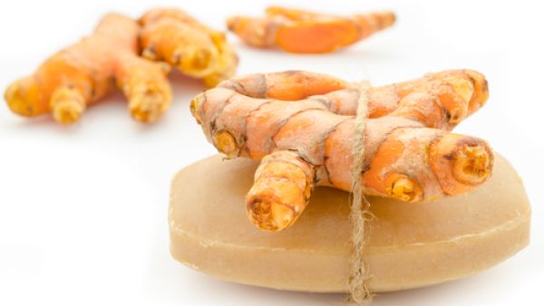 يعتبر صابون الكركم علاجاً فعالاً للتخلص من حب الشباب
