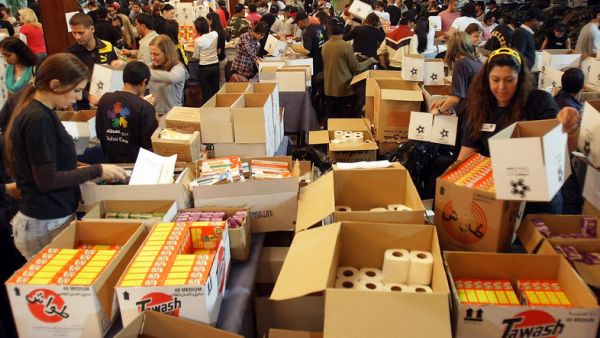 Volunteers of the UAE-based charity organization Dubai Cares prepare boxes of supplies bound for the Gaza Strip. (AFP/ File Photo)