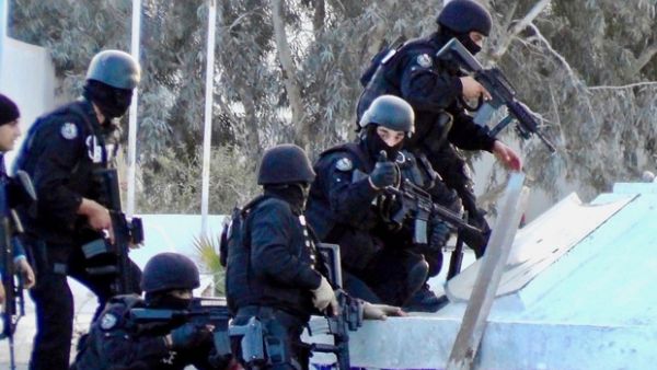 Tunisian security forces take position during clash with militants. (AFP/file photo)