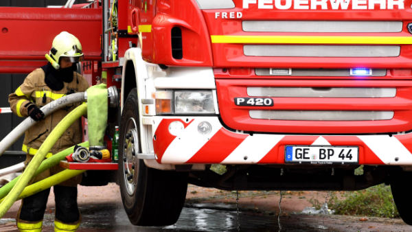 Dubai firefighters arrived and found 5 cars on fire, billowing with huge smoke. (AFP/ File Photo)