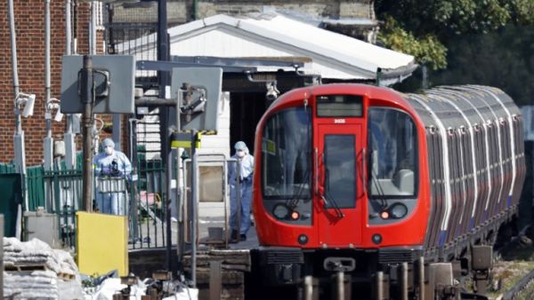 Police forensics officers works alongside an underground tube train at a platform at Parsons Green underground tube station in west London on September 15, 2017. (Adrian Dennis/AFP)