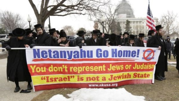 Representatives of the anti-Zionist Neturei Karta sect rally in US. (AFP/ CHRIS KLEPONIS)