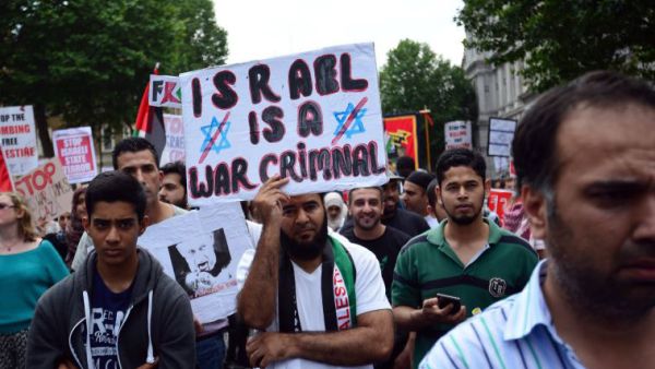 Pro-Palestinian protesters demonstrate outside the Israeli embassy in London in 2014. (AFP/File)